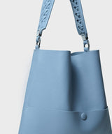 - Slim M Stich Tote 23 Grained Leather Sky O/S Apoella