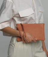 Pochette Callista Crafts Pochette Slim Grained Leather Peach O/S / Peach Apoella